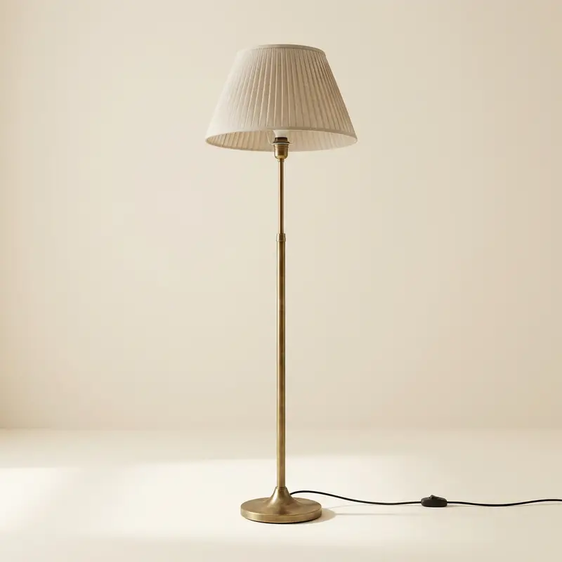 Mere pleated linen floor lamp in Aged brass / oat